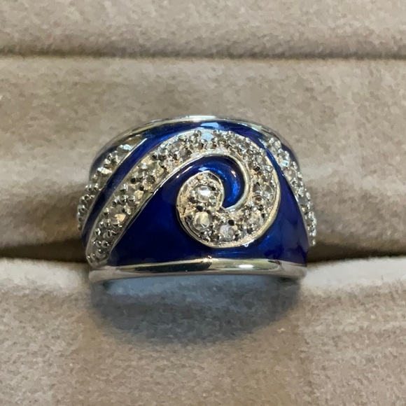Jewelry - Elegant Blue and Silver Swirl Ring